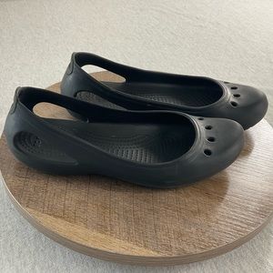 CROCS KADEE BALLET FLAT WOPMEN’S SLIP ON SHOES SIZE: 7 COLOR: BLACK